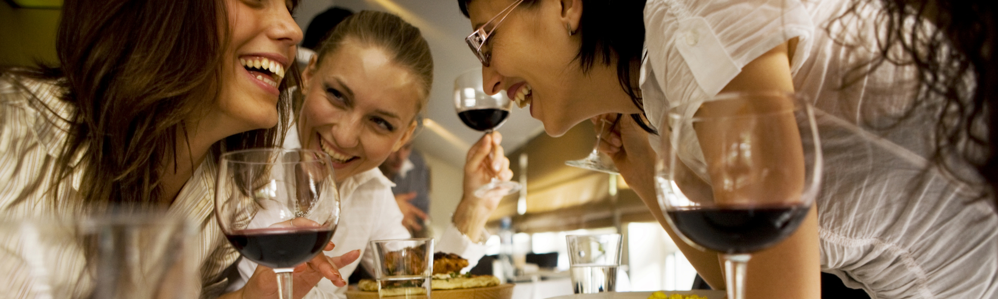 Menschen, die Wein trinken